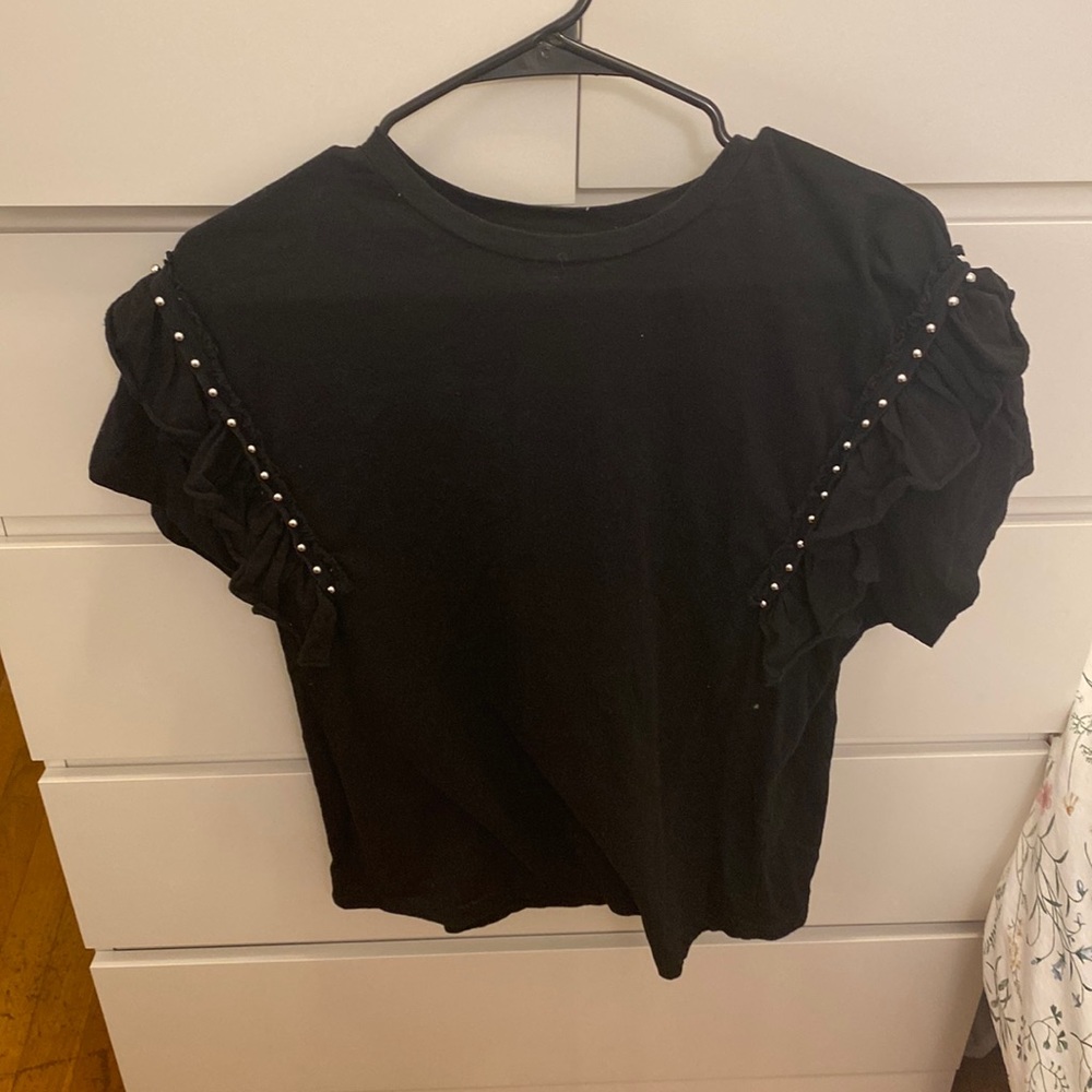Black tshirt with ruffles on sleeves and silver details